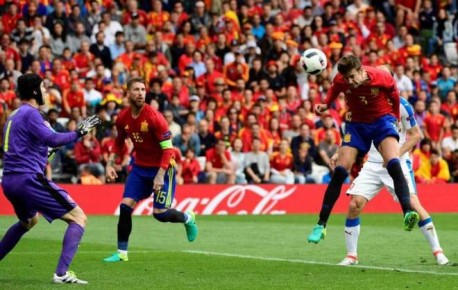 Pique a salvat onoarea Spaniei in prima etapa