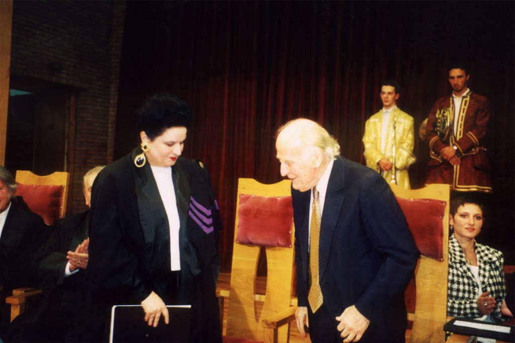 La ceremonia decernării titlului de Doctor Honoris Causa marelui violonist Yehudi Menuhin. Academia de Muzică “Gheorghe Dima”, Cluj
