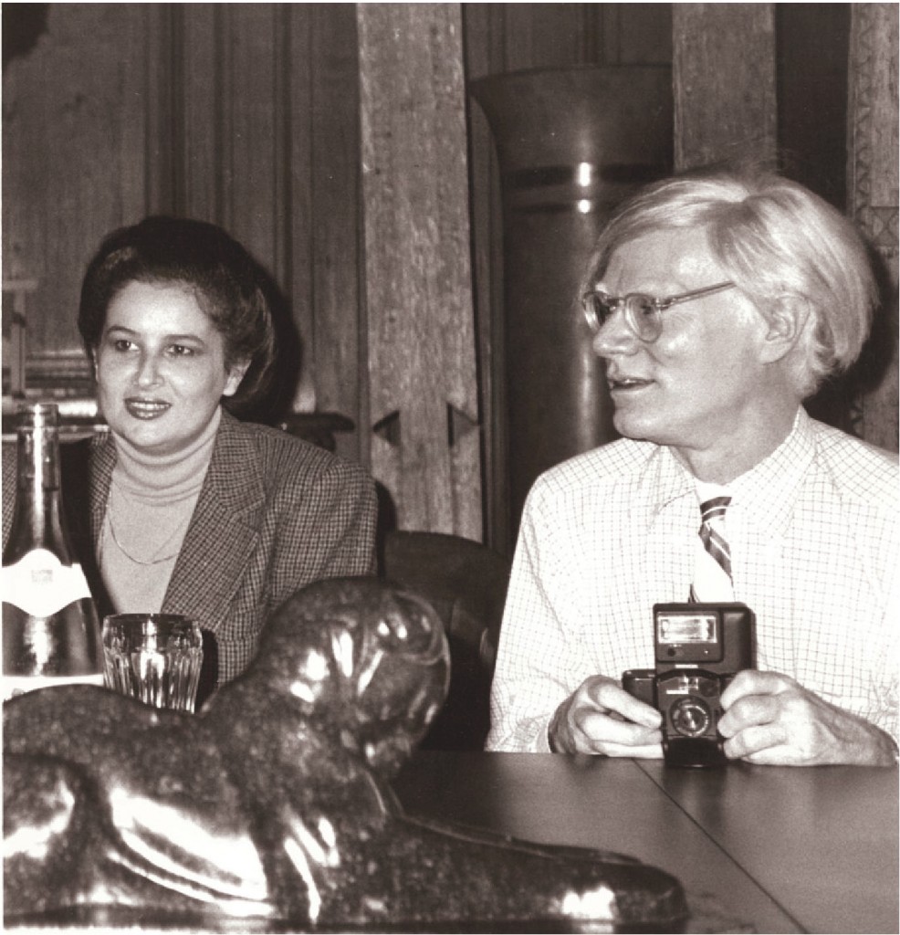Mariana Nicolesco şi Andy Warhol în atelierul acestuia de la New York, numit The Factory